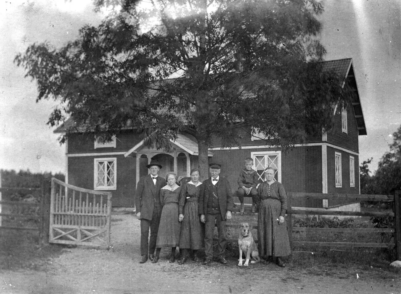 Familj framför Grönsinka gård i tidigt 1900-tal